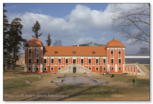 Výstava je umístěna v Orangerii navazující na Palác princů